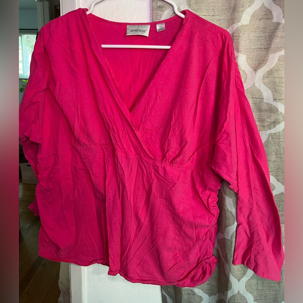 AVENUE VNECK PEPLUM BLOUSE SIZE 18/20